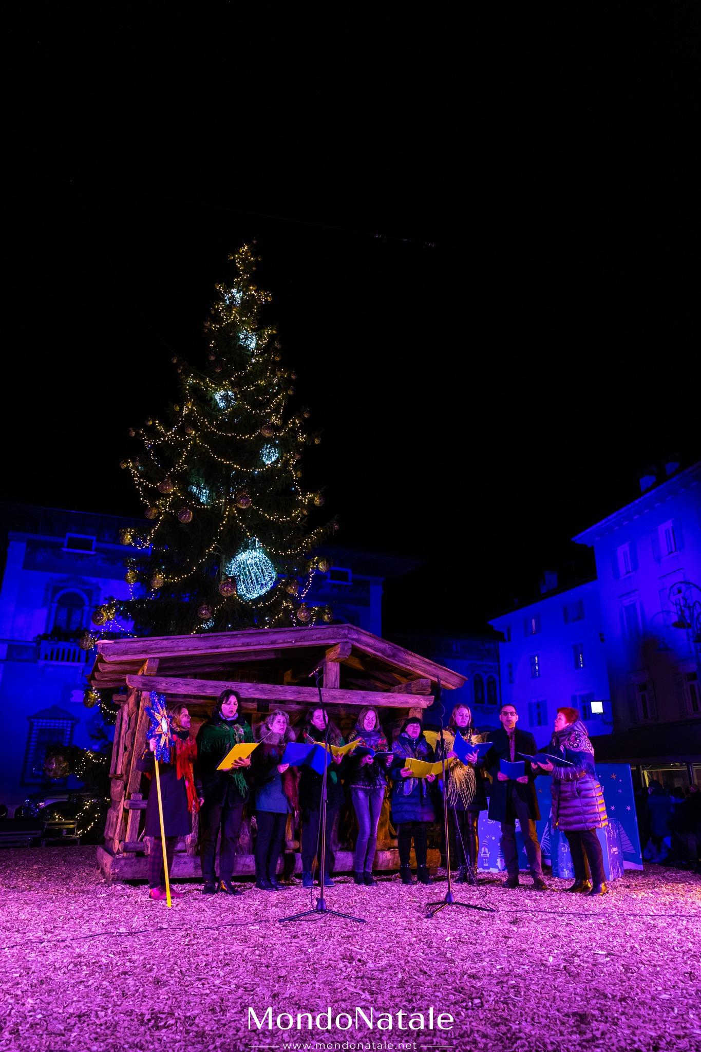 Luminarie di natale per città e borghi - Grandi alberi di Natale per decorare piazze