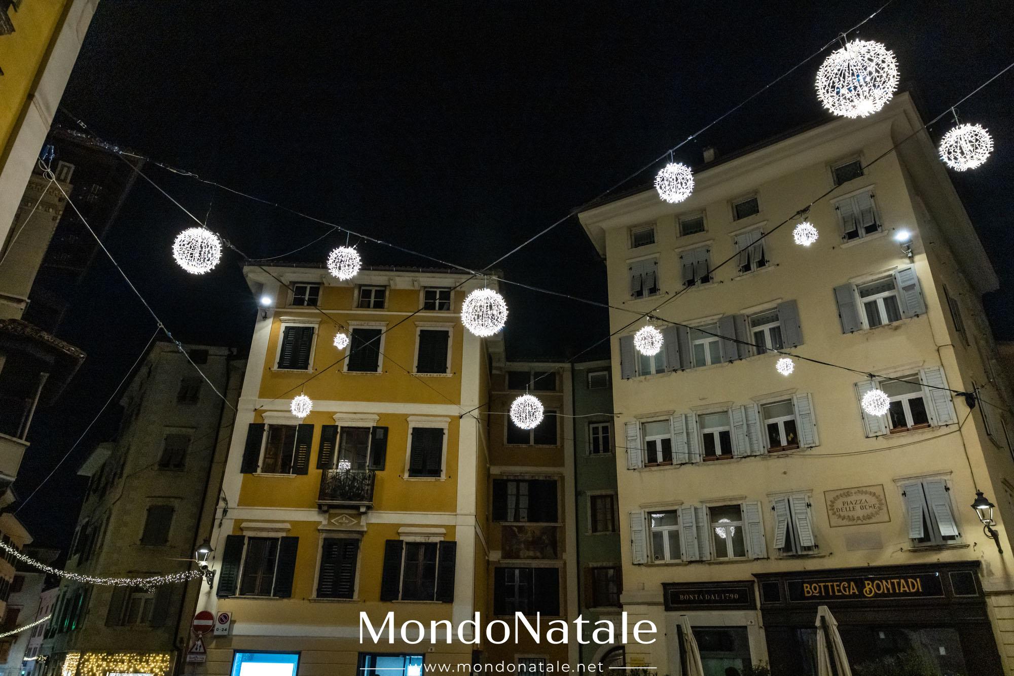 Luminarie di natale per città e borghi - Tetti luminosi con le sfere 3D